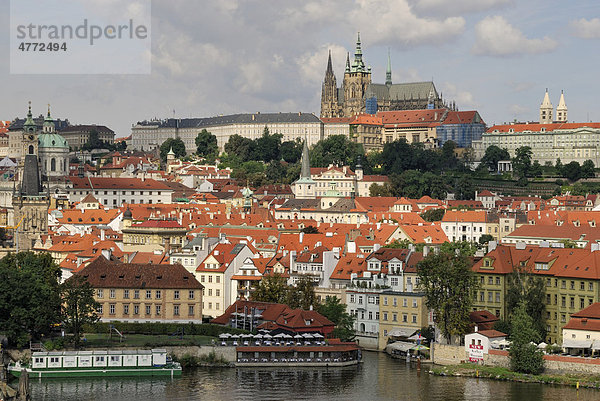Blick vom Altstädter Brückenturm auf die Moldau und den Hradschin mit Veitsdom  St.-Veits-Dom  Prag  Tschechische Republik  Europa