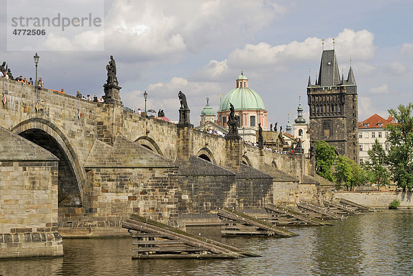 Karlsbrücke mit Altstädter Brückenturm  Prag  Tschechische Republik  Europa