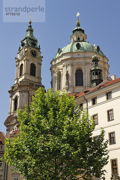 Turm und Kuppel der barocken Nikolai-Kirche von Kristof und Ignaz Dientzenhofer  Prag  Tschechische Republik  Europa