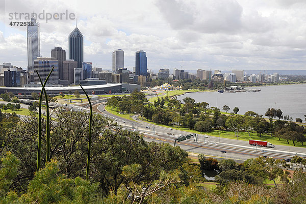 Blick vom Kings Park auf die Skyline von Perth  Western Australia  Australien