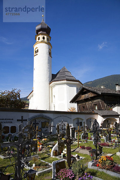 Kirche und Friedhof von Welsberg  Gsieser Tal  Südtirol  Italien  Europa