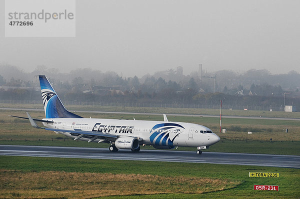 Egyptair Boeing 737-866 WL auf dem Rollfeld  Flughafen Düsseldorf International  Nordrhein-Westfalen  Deutschland  Europa