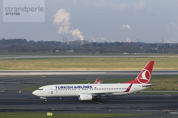 Verkehrsflugzeug der Turkish Airlines auf dem Rollfeld  Flughafen Düsseldorf international  Nordrhein-Westfalen  Deutschland  Europa