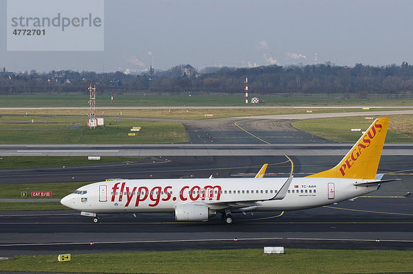 Passagierflugzeug der Pegasus Airlines auf dem Rollfeld  Flughafen Düsseldorf international  Nordrhein-Westfalen  Deutschland  Europa