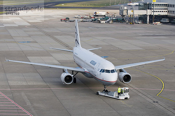 Verkehrsflugzeug  Aegean Airlines  wird auf dem Rollfeld manövriert  Düsseldorf International Airport  Nordrhein-Westfalen  Deutschland  Europa