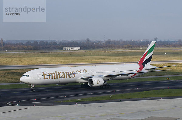 Boeing 777-300 der Emirates auf dem Rollfeld  Flughafen Düsseldorf international  Nordrhein-Westfalen  Deutschland  Europa