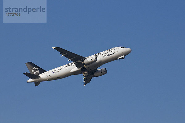 Star Alliance Flugzeug der Aegean Airlines kurz nach Take off  Airbus A320  Laufwerke werden eingefahren