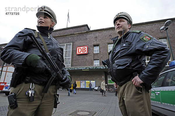 Polizei vor Düsseldorfer Hauptbahnhof nach kurzzeitiger Sperrung des Bahnhofs wegen einer Terrorwarnung  Düsseldorf  Nordrhein-Westfalen  Deutschland  Europa