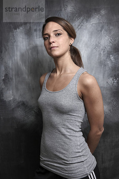 Junge sportliche Frau in grauem Shirt