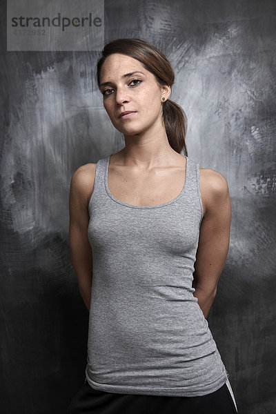 Sportliche junge Frau in grauem Shirt
