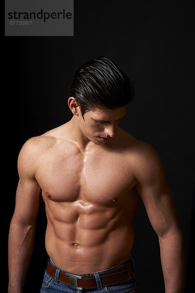 Athletischer junger Mann  nackter Oberkörper mit Schweiß