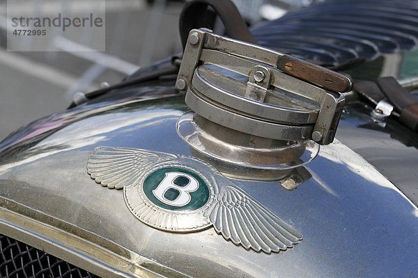Markenemblem Bentley auf der Kühlerhaube eines Oldtimer Bentley 4.5 Liter Le Mans  Baujahr 1929  Alpenrallye Kitzbühel 2010  Tirol  Österreich  Europa