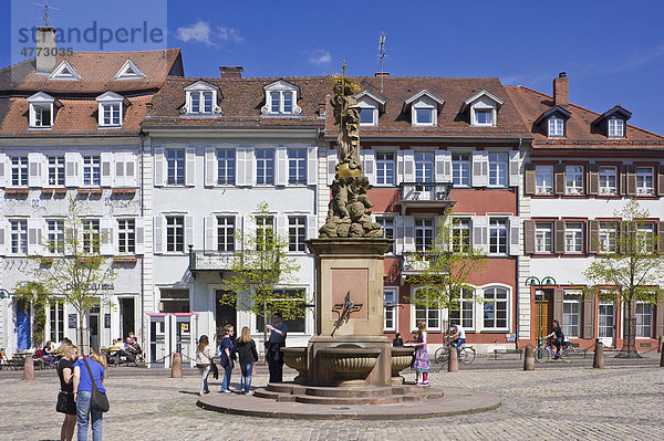 Kornmarkt mit Muttergottesbrunnen  Heidelberg  Neckar  Kurpfalz  Baden-Württemberg  Deutschland  Europa