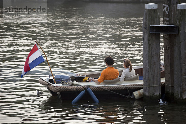 Menschen in einem Boot  Amsterdam  Holland  Niederlande  Europa