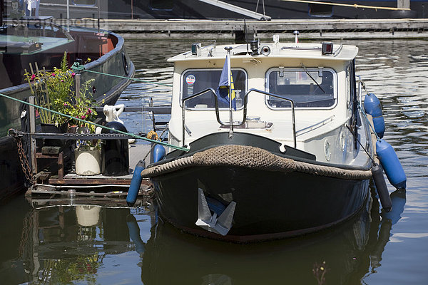 Wohnboot mit Garten  Amsterdam  Holland  Niederlande  Europa