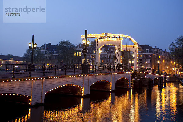 Magere Brug über die Amstel  Amsterdam  Holland  Niederlande  Europa