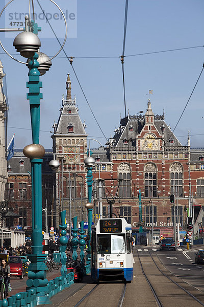 Damrak mit Centraal Station  Hauptbahnhof  Amsterdam  Holland  Niederlande  Europa