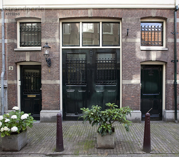 Ehemalige Kutschenhäuser mit breiten Doppeltüren  Langestraat  Amsterdam  Holland  Niederlande  Europa