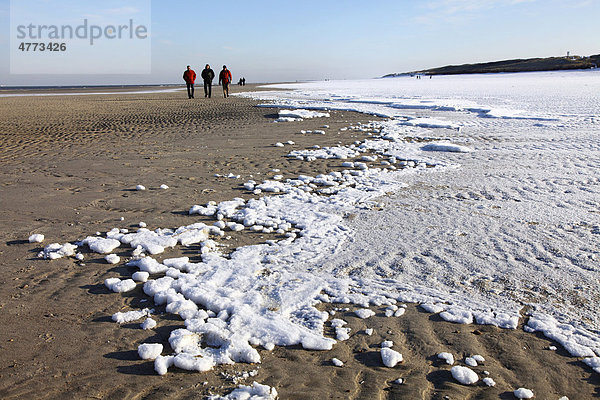 Spaziergänger  verschneiter Strand auf der ostfriesischen Nordseeinsel Spiekeroog  Niedersachsen  Deutschland  Europa