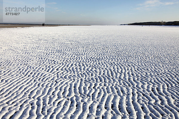 Winter  verschneiter Strand auf der ostfriesischen Nordseeinsel Spiekeroog  Niedersachsen  Deutschland  Europa.