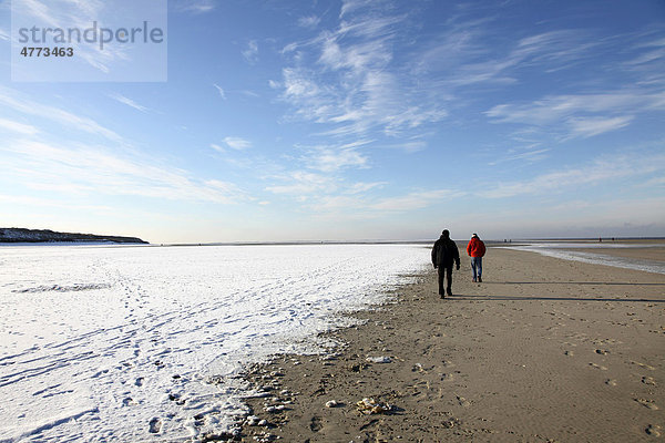 Spaziergänger  verschneiter Strand auf der ostfriesischen Nordseeinsel Spiekeroog  Niedersachsen  Deutschland  Europa