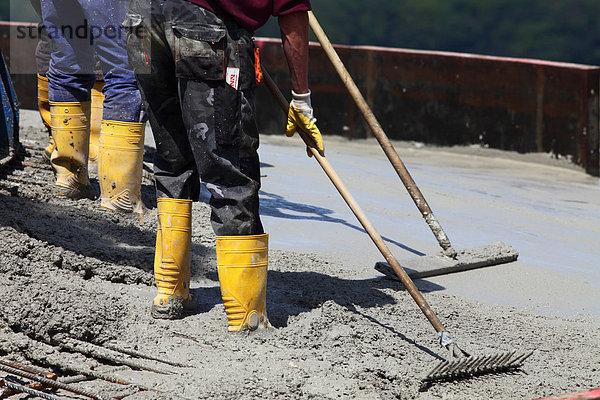 Betonierarbeiten am Fundament  Bau einer Windenergieanlage auf einer Bergehalde in Scholven  Gelsenkirchen  Nordrhein-Westfalen  Deutschland  Europa