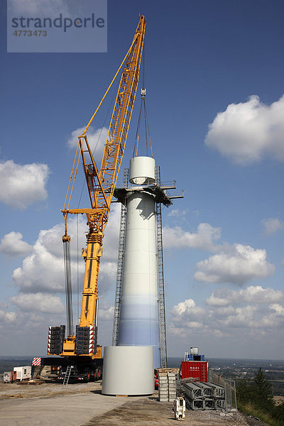 Bau einer Windenergieanlage auf einer Bergehalde in Scholven  Gelsenkirchen  Nordrhein-Westfalen  Deutschland  Europa