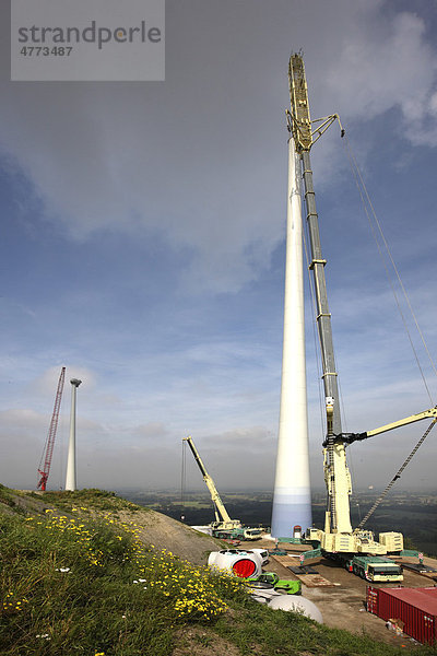 Bau einer Windenergieanlage auf einer Bergehalde in Scholven  Gelsenkirchen  Nordrhein-Westfalen  Deutschland  Europa