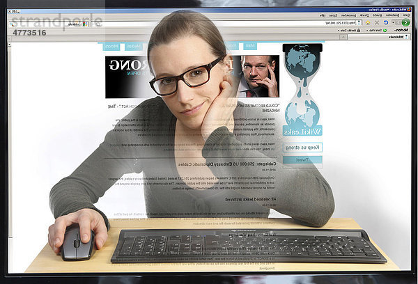 Frau am Computer surft im Internet  auf der Seite von WikiLeaks  Blick aus dem Monitor
