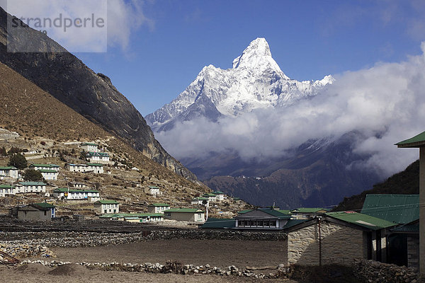 Das Sherpadorf Kumjung auf 3700 m  hinten der Ama Dablam  6856 m  Khumbu  Sagarmatha-Nationalpark  Nepal  Asien