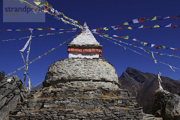 Eine Stupa mit Gebetsfahnen und Manisteinen in Mongla  3975 m  Khumbu  Sagarmatha-Nationalpark  Nepal  Asien