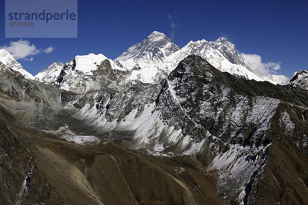 Mont Everest  8848 m  Nuptse links  7861 m  und Lhotse rechts  8516 m  vom Gokyo Ri aus  Khumbu  Sagarmatha-Nationalpark  Nepal  Asien