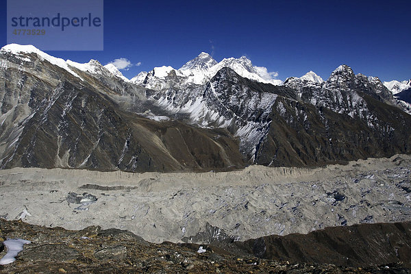 Ngozumpa-Gletscher mit Everestmassiv vom Gokyo Ri auf 5360 m aus  Khumbu  Sagarmatha-Nationalpark  Nepal  Asien