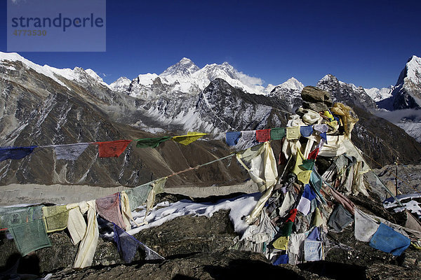 Gebetsfahnen vor dem Everestmassiv vom Gokyo Ri  5360 m  aus  Khumbu  Sagarmatha-Nationalpark  Nepal  Asien