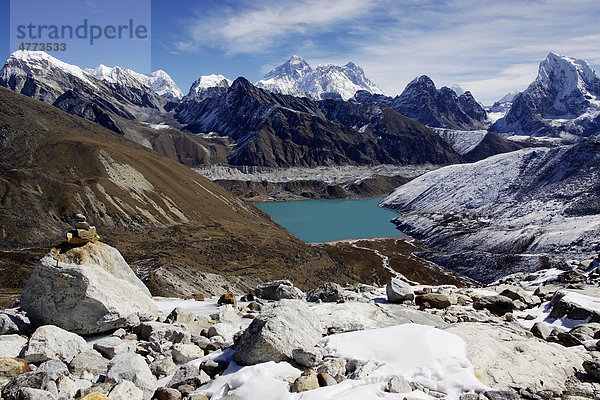 Ausblick von Renjola Pass auf 5417 m nach Gokyo und Gokyo Tso See über den Ngozumpa Gletscher bis zum Everestmassiv  Khumbu  Sagarmatha-Nationalpark  Nepal  Asien