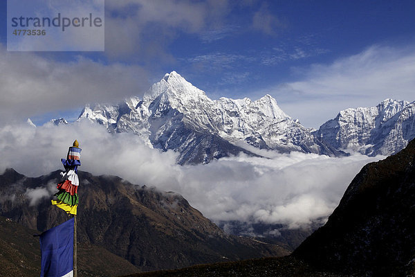 Kangtega  6782 m  in Wolken und der Thamserku  6623 m  rechts der Kusum Kanguru  6356 m  Khumbu  Sagarmatha-Nationalpark  Nepal  Asien