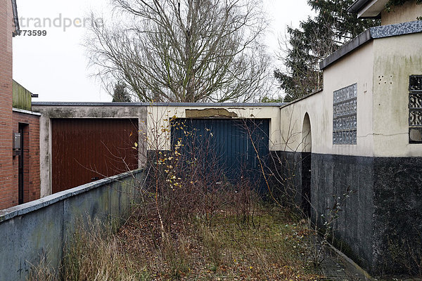 Zugewachsene Garageneinfahrt  leer stehendes Einfamilienhaus  Gellep-Stratum  Krefeld  Nordrhein-Westfalen  Deutschland  Europa