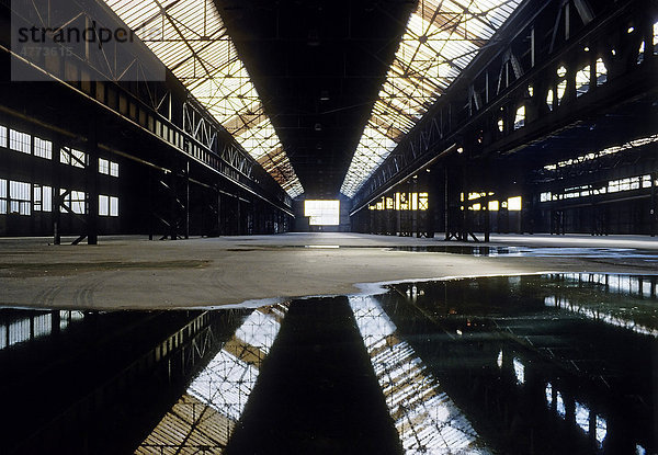 Riesige  leere Industriehalle  stillgelegter Güterbahnhof Duisburg  Nordrhein-Westfalen  Deutschland  Europa