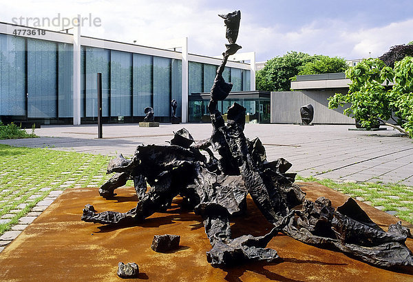 Metallskulptur vor dem Lehmbruck Museum  Duisburg  Nordrhein-Westfalen  Deutschland  Europa