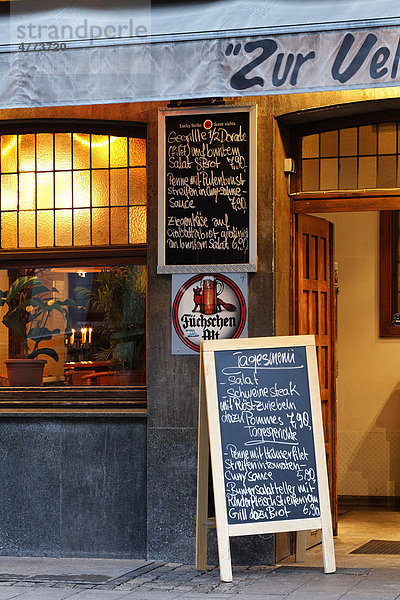 Typische Düsseldorfer Altstadt-Kneipe  Tafel mit Speisen vor der Tür  Abendstimmung  Ratinger Straße  Düsseldorf  Nordrhein-Westfalen  Deutschland  Europa