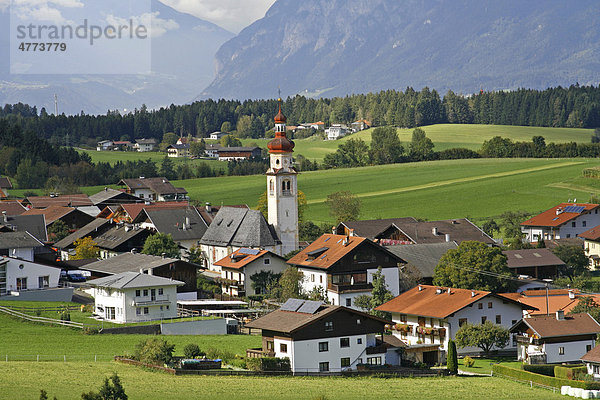 Die kleine Gemeinde Tulfes  Kirche  Berge  idyllische Landschaft  Tirol  Österreich  Europa