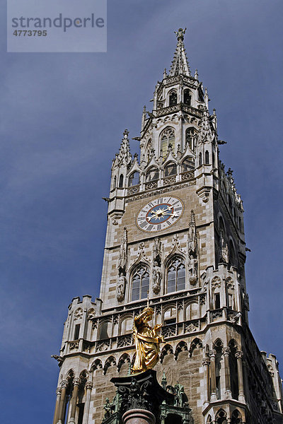 Madonna vor dem Turm des Neuen Rathauses  Marienplatz  München  Bayern  Deutschland  Europa
