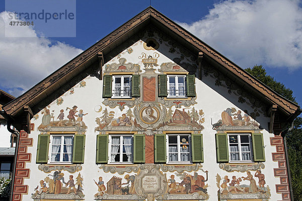Hausfassade mit Lüftlmalerei  Fassadenmalerei  Fenster und Fensterläden  Hänsel und Gretel  Oberammergau  Bayern  Deutschland  Europa