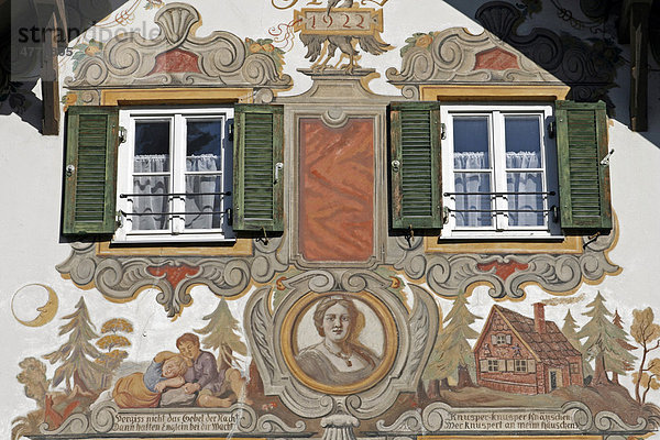 Hausfassade mit Lüftlmalerei  Fassadenmalerei  Fenster und Fensterläden  Hänsel und Gretel  Oberammergau  Bayern  Deutschland  Europa