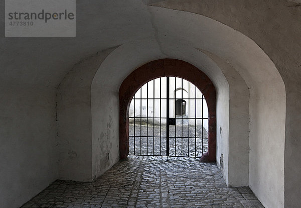 Eisentor in einer Festung  Würzburg  Bayern  Deutschland  Europa