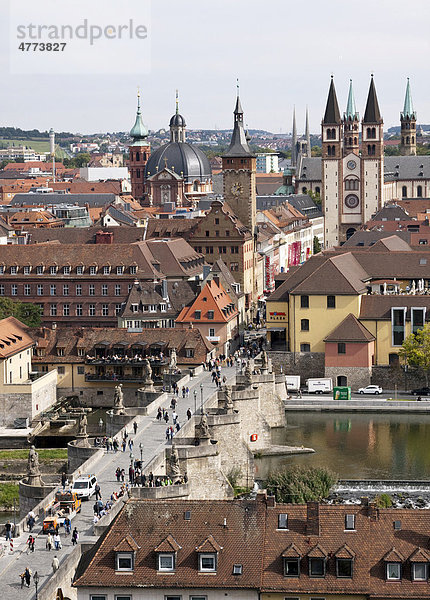 Blick auf die Alte Mainbrücke und die Innenstadt von Würzburg  Bayern  Deutschland  Europa