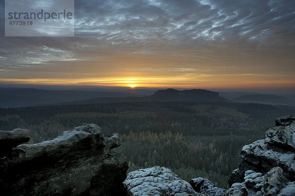 Sonnenuntergang in der Sächsischen Schweiz vom Gohrisch aus gesehen  Elbsandsteingebirge  Sachsen  Deutschland  Europa