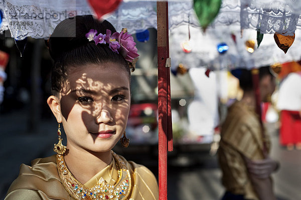 Junge Frau beim jährlichen Blumenfest  Chiang Mai  Thailand  Asien
