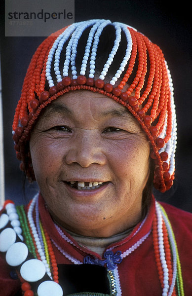 Ältere Frau aus der Volksgruppe der Lisu mit traditioneller Kopfbedeckung  Porträt  Gongshan  Provinz Yunnan  China  Asien