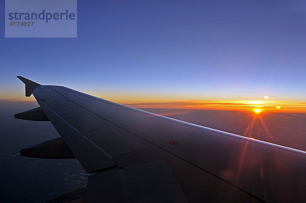 Sonnenaufgang  im Flugzeug nach Jekaterinburg  Ekaterinburg  Swerdlowsk  Jekaterinburg  Russland